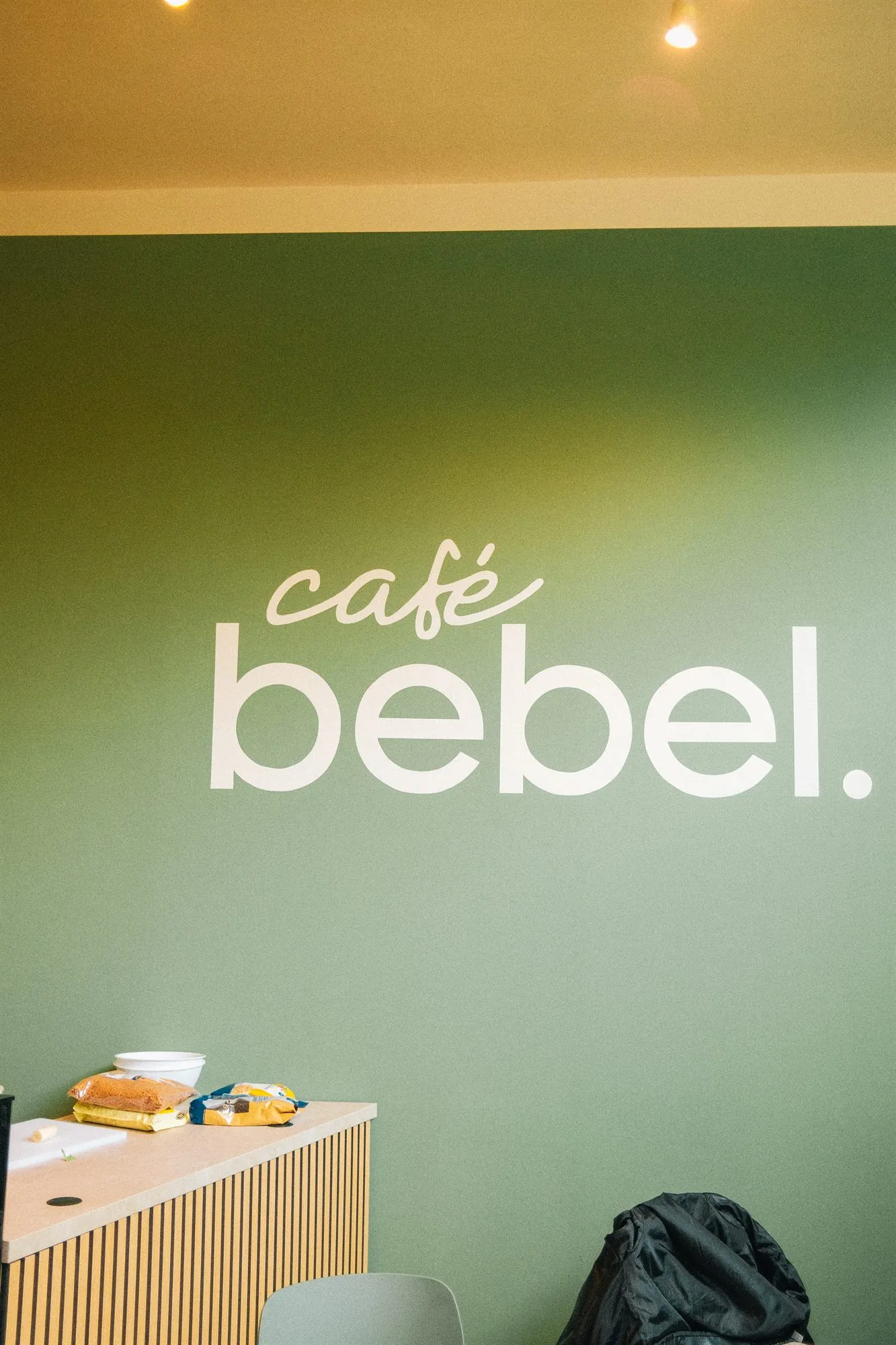 café-bebel-Schriftzug auf der grünen Wand
