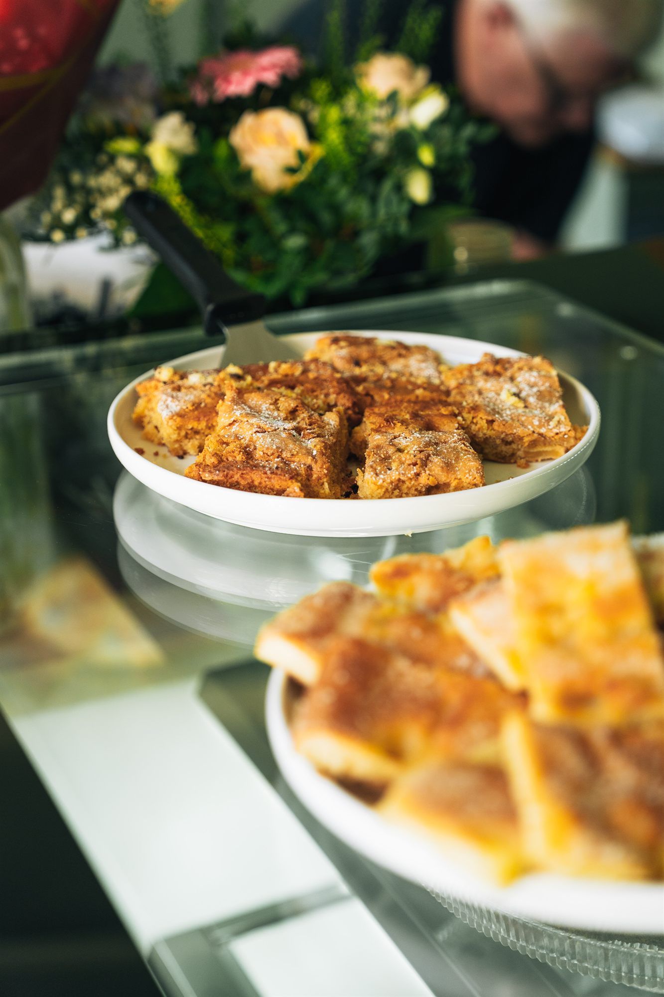 Kuchenvitrine im Café Bebel