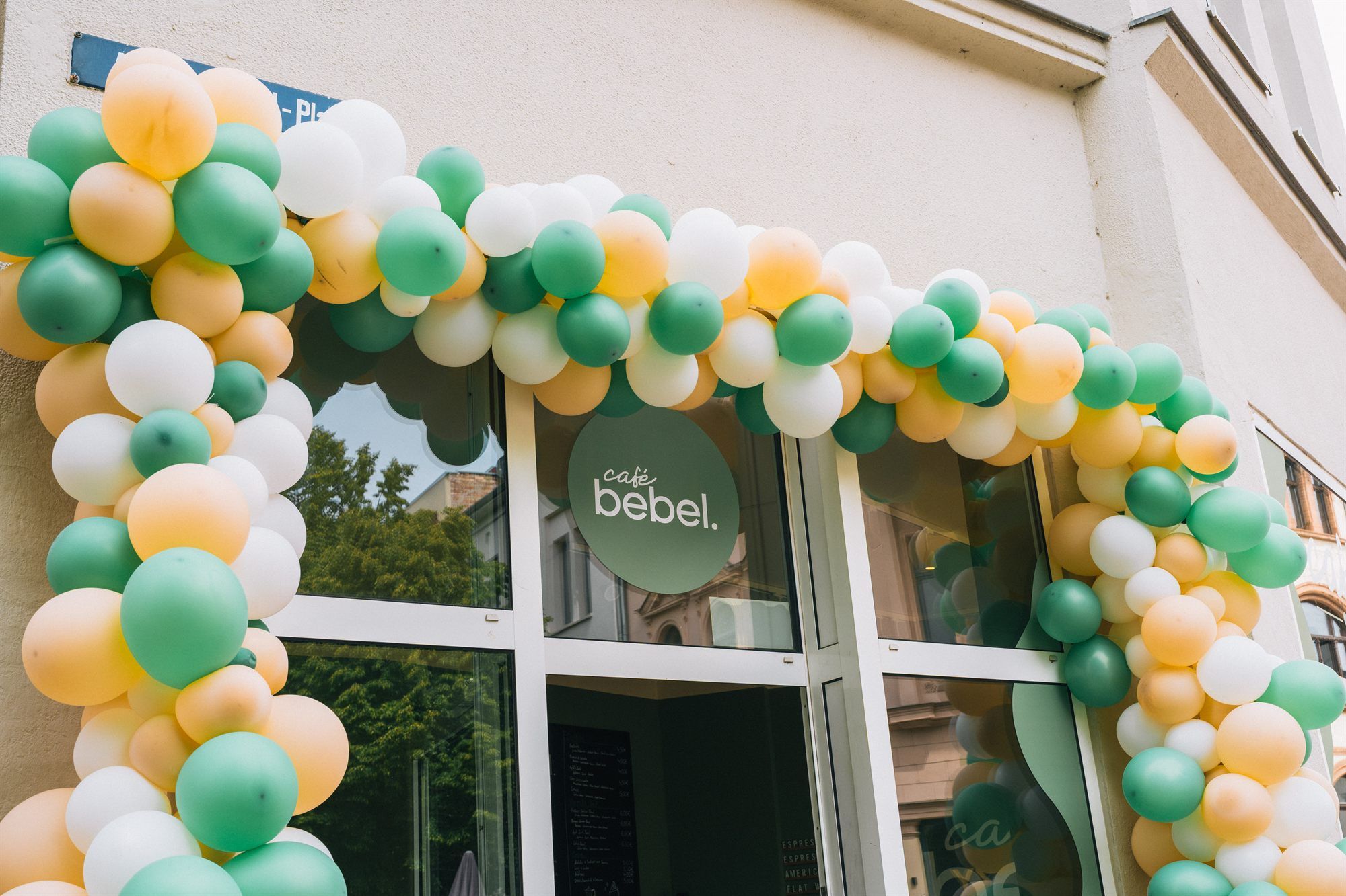 Eingang des Café Bebel am August-Bebel-Platz in Halle (Saale)