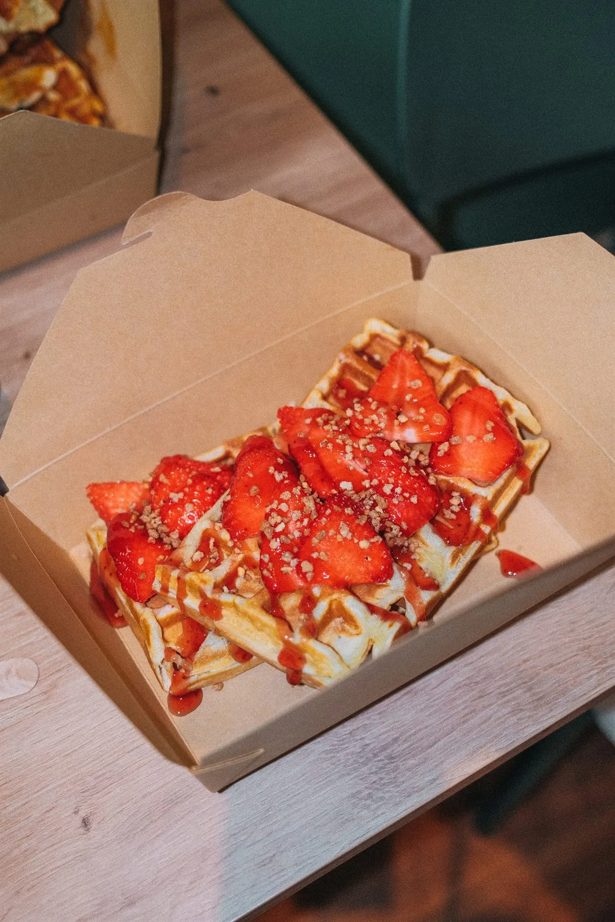Waffel mit Erdbeeren in einer Café-Bebel-Box